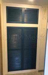 шкаф встроенный в нишу с жалюзийными дверями синий