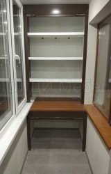 шкаф с рольставней и местом для хранения резины