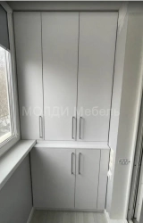 навесной шкаф на балкон белый с серебряными ручками