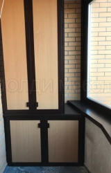 шкаф с распашными дверями из коричневого цвета, алюминиевого профиля и лдсп