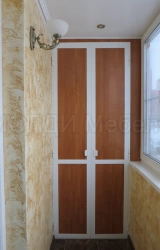 шкаф встроенный с распашными дверями коричневый