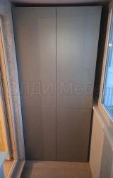 Шкаф серый со скрытым механизмом открывания дверей 