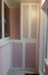 Шкаф с пластиковыми распашными дверями розово-белый