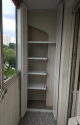 Шкаф-стеллаж на балкон с дверьми
