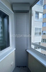 угловой шкаф на балкон с рольставней серый