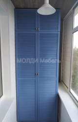 угловой шкаф на балкон с мдф жалюзийными фасадами синего цвета