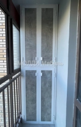 угловой шкаф на балкон с алюминиевым профилем серый