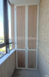 встроенный шкаф на балкон бежевый с фальш-панелью