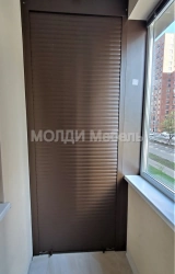 встроенный шкаф на балкон с рольставней коричневый