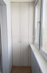 встроенный шкаф на балкон с фальш-панелью белый