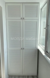встроенный шкаф на балкон с мдф жалюзийными дверями белый