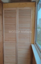 встроенный шкаф на балкон с жалюзийными дверями из дерева