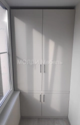 встроенный шкаф на балкон белый с серебряными ручками