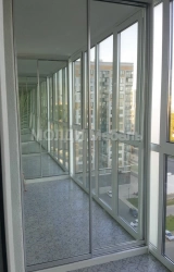 встроенный шкаф на балкон с зеркальными фасадами